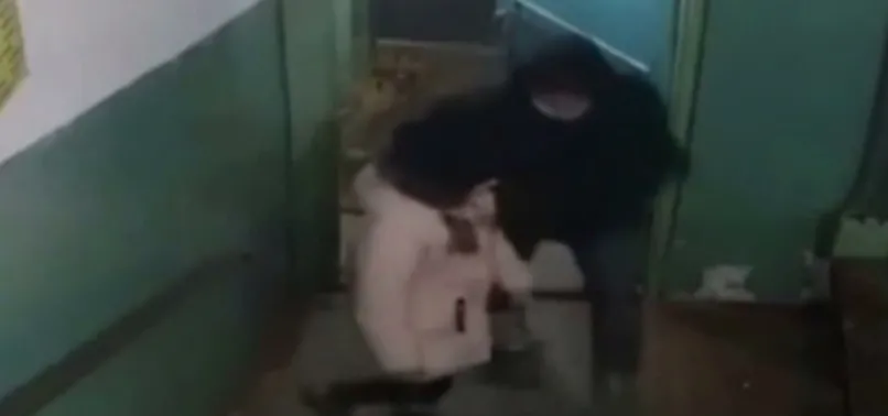 Mide bulandıran iğrenç olay güvenlik kamerasına yansıdı! Küçük kızı taciz eden pis sapık...