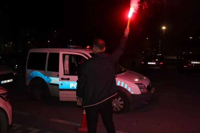 kayseride-vatandastan-polise-jest-1712780902051.jpeg Kayseri’de vatandaştan polis ekiplerine sürpriz jest! 'Kavga var' diyerek çağırdılar: İşin aslı başka çıktı - 1