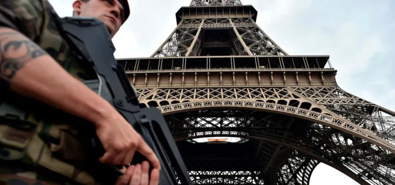 Paris'te bıçaklı saldırı!