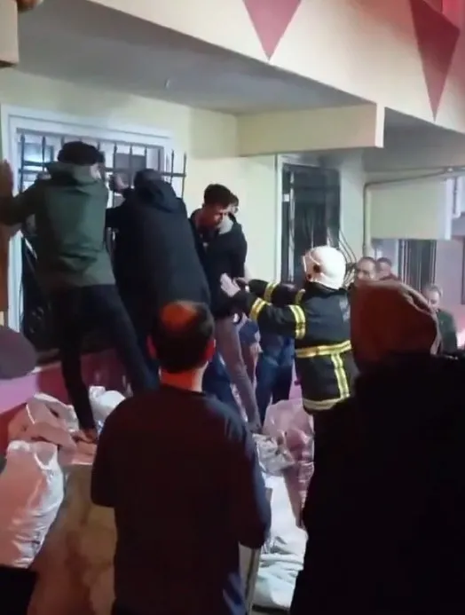 ev-sahibine-kizan-kiraci-dehset-sacti-kullanilmaz-hale-geldi-1700685655064.jpg Ev sahibine kızan kiracı dehşet saçtı: Kullanılmaz hale geldi - 1