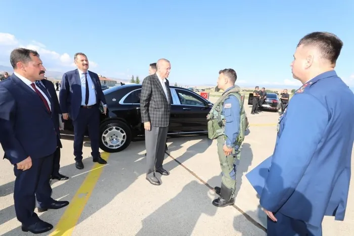 baskan-erdogandan-amasya-protokolu-ve-pilotlarla-hatira-fotografi-1660417270159.jpg Başkan Erdoğan’dan Amasya protokolü ve pilotlarla hatıra fotoğrafı - 1