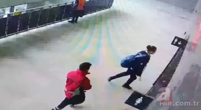 Göztepe - Altay maçı olaylar nedeniyle tatil edildi! İşaret fişeği ve sisin stadyuma sokulmasına dair görüntüler ortaya çıktı 11