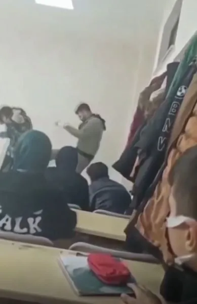 gaziantepte-lise-ogretmeni-ogrencisine-tekme-tokat-saldirdi-valilikten-aciklama-geldi-1641737438095.jpg Gaziantep’te lise öğretmeni öğrencisine tekme tokat saldırdı! Valilikten açıklama geldi - 1