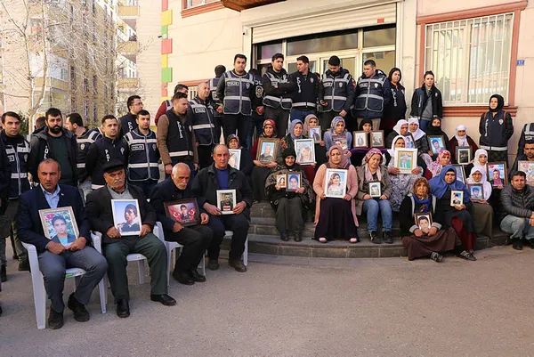 Diyarbakır'da evlat nöbeti tutan aileler Başkan Erdoğan'ın doğum gününü kutladı! "Rabb'im reisi başımızdan eksik etmesin" - 1