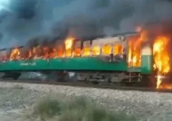 Son dakika: Pakistan'da tren yangını faciası