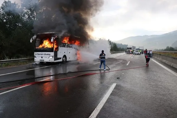 TEM'de yolcu otobüsü alev alev yandı - 1