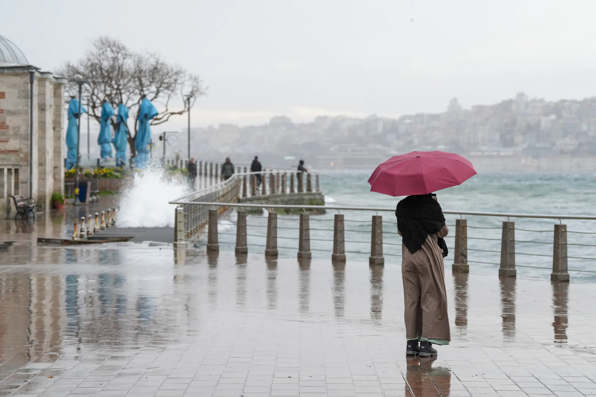 İstanbul’da sağanak kapıda! Meteoroloji'den ikinci sistem uyarısı: Şemsiyesiz çıkmayın