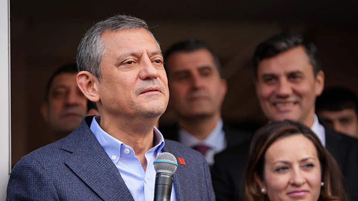 Başkan Erdoğan'ı "şiir bilmez" diyerek hedef alan Özgür Özel şiiri yanlış okudu! "Kimin cahil olduğunu tüm Türkiye'ye gösterdi"