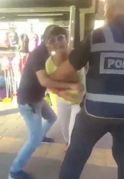 maske-takmamak-icin-polise-direndi-kadina-hemcinsinden-gorulmemis-tepki-1599819556069.jpg Bursa'da maske takmamak polise direnen kadın tavırlarıyla çileden çıkardı - 4