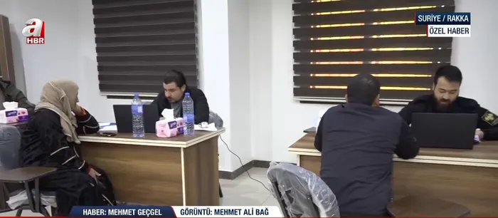 suriyede-ypgnin-cokusu-rakkada-af-merkezlerinde-uzun-kuyruklar-1769605346477.png (foto:ahaber.com.tr)