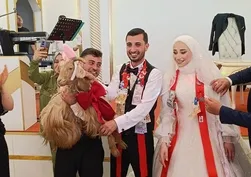 Düğünde sıra ona gelince herkes şaşırdı! Takı töreninde damada altın yerine bunu verdi