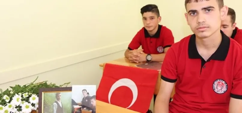Şehit Eren Bülbül'ün sırasına çiçek bıraktılar