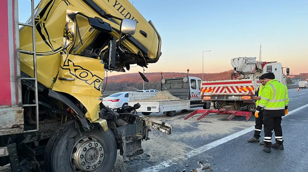 KMO'da kamyon tıra arkadan çarptı: 1 yaralı