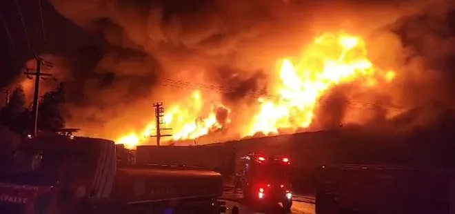 Kocaeli’nde palet fabrikasında yangın: Gecenin karanlığı alevlerle aydınlandı