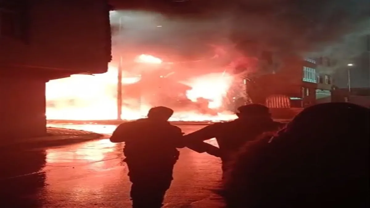 Bağcılar'da tekstil fabrikasında yangın! Alevler üst katlara sıçradı