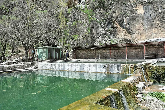 Teröristlerin yaktığı Zümrüt Kaplıcası, 3 milyon liralık yatırımla yeniden açılacak - 1