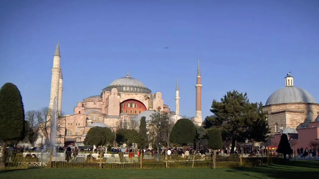 Ayasofya Camii'ne girişler yabancı turistler için ücretli olacak
