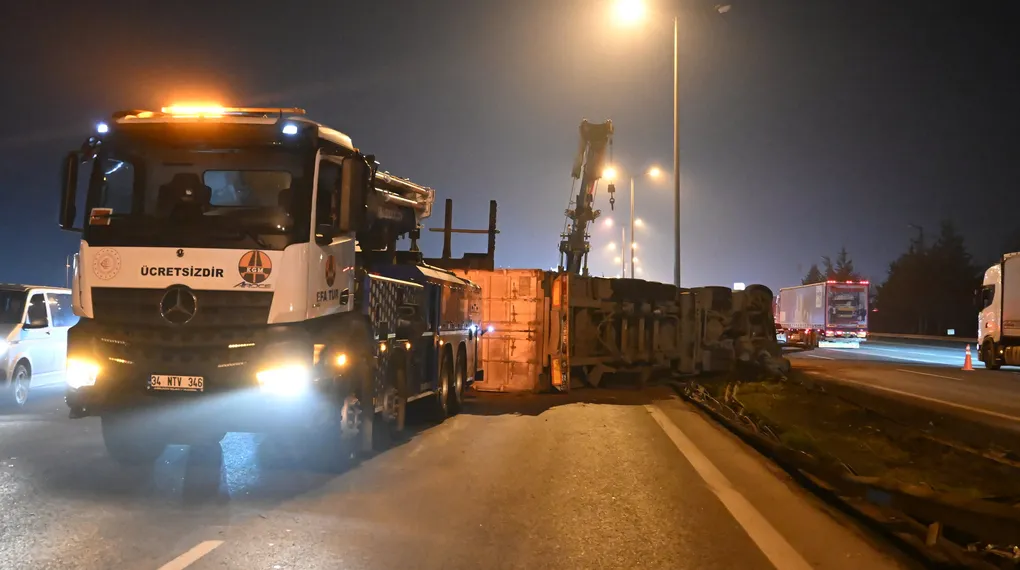Tuzla TEM Otoyolu'nda TIR devrildi