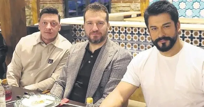 kurulus-osman-dizisine-surpriz-konuk-iftarda-obaya-geldi-1711101478617.jpeg Kuruluş Osman dizisine sürpriz konuk! İftarda Obaya geldi... - 1