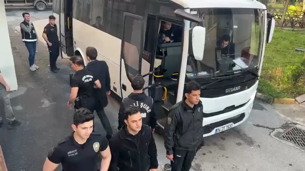 "İmamoğlu çıkar amaçlı suç örgütü" soruşturmasında gözaltına alınan 12 zanlı adliyeye sevk edildi - 3