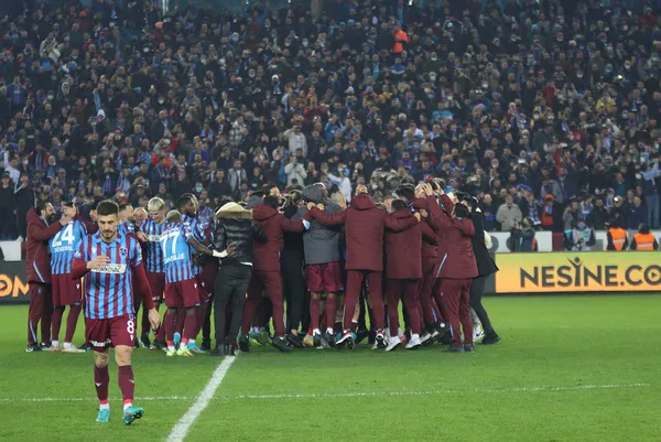 1644778304875.jpg Pırıl pırıl bir şampiyonluk ışığı görünüyor! Trabzonspor Teknik Direktörü Abdullah Avcı Konyaspor maçı sonrası konuştu - 1
