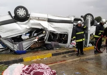 Antalya Manavgat'ta tur midibüsü devrildi