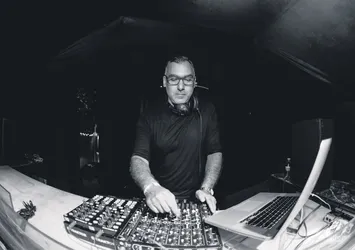 Gündüz patron akşam DJ