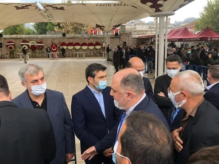 Özdemir Bayraktar son yolculuğuna uğurlandı! Sevenleri Fatih Camii'ne akın etti