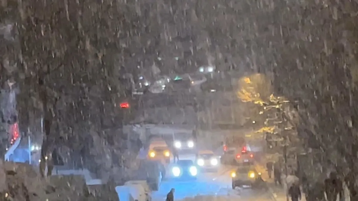 Kar yağışı sonrası İstanbul'da trafik kilit! İşte alternatif güzergahlar