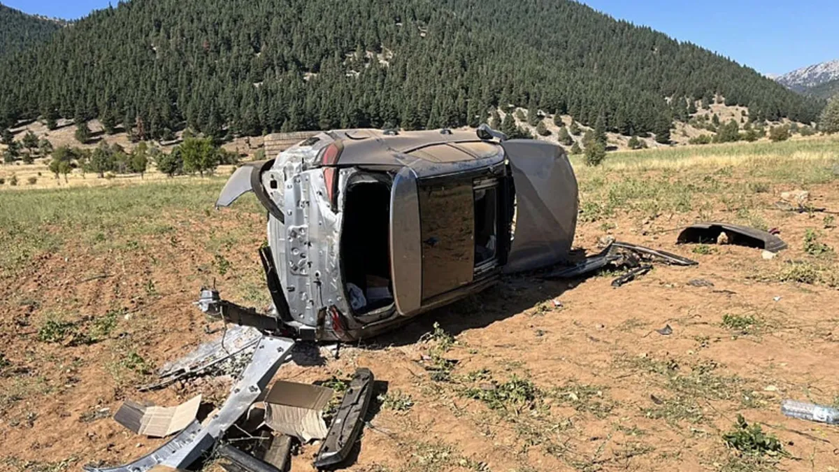 Derebucak'ta otomobil tarlaya devrildi: 2 yaralı