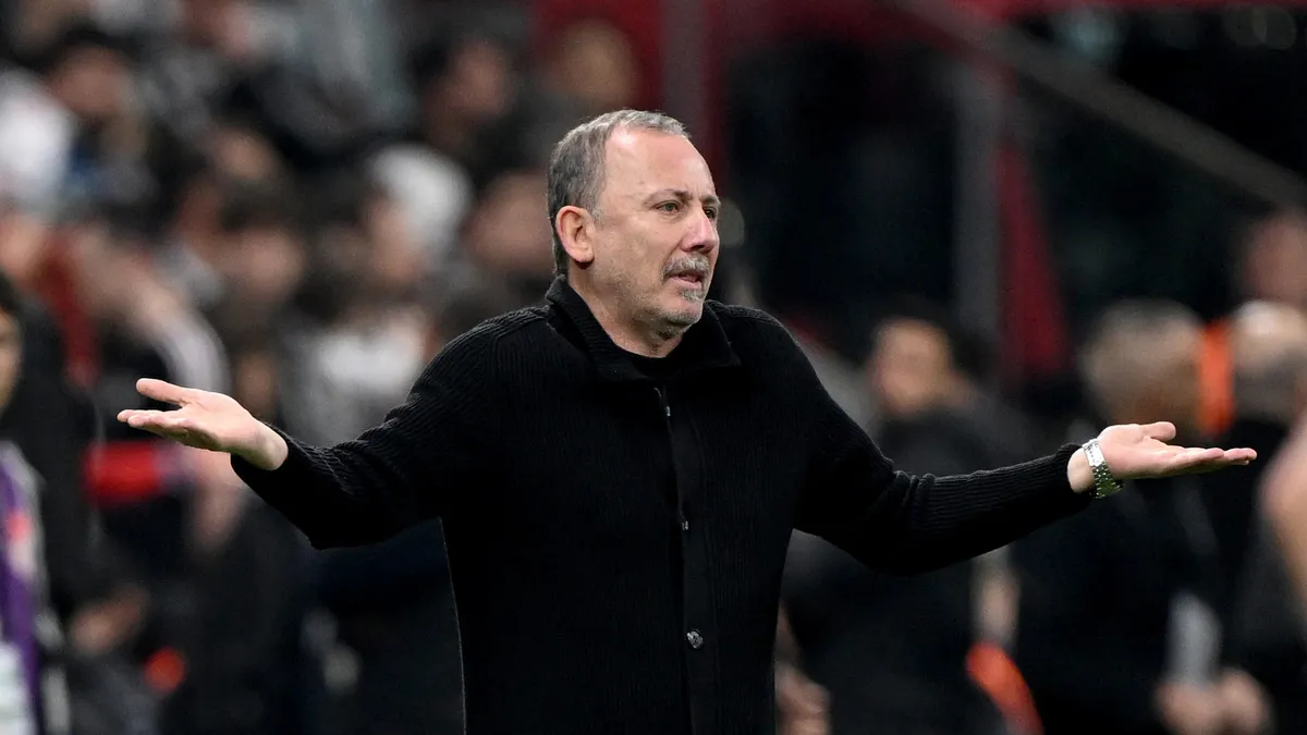 Konyaspor mağlubiyeti sonrası saha kenarı karıştı! Sergen Yalçın’a su şişesi fırlatıldı