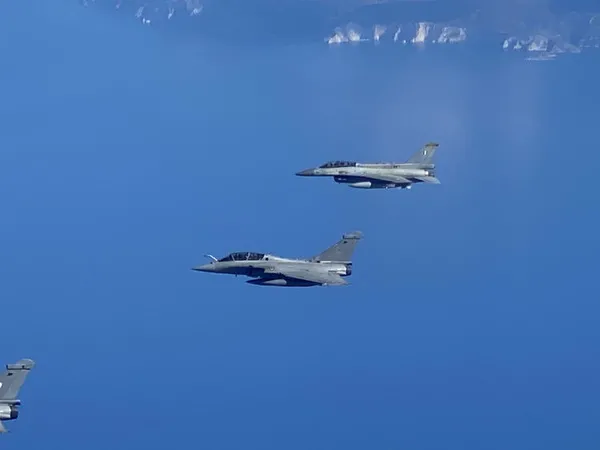 Fransa ve Yunanistan savaş jetlerini birlikte uçurdu