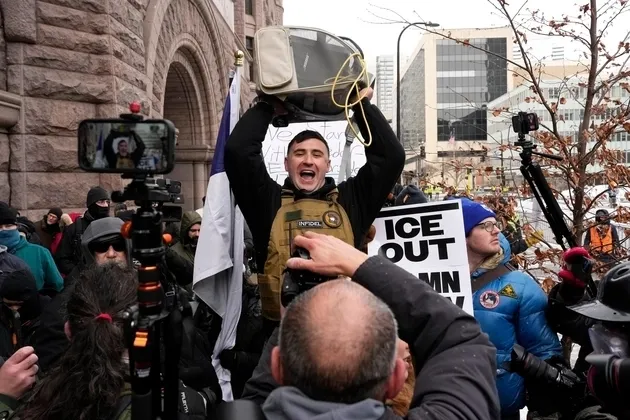 1787617908110.jpeg Kur’an-ı Kerim’e yönelik alçak saldırılarıyla bilinen aşırı sağcı provokatör Jake Lang