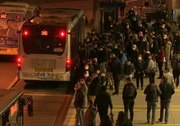 Zincirlikuyu metrobüs durağındaki yoğunluk İstanbulluları çileden çıkardı