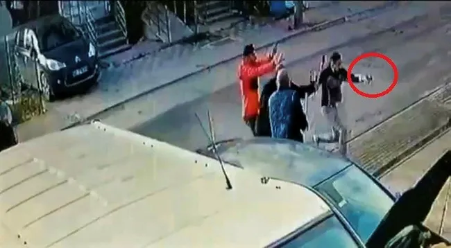 Kocaeli’de silah çeken şahsı levyeyle kovaladılar! O anlar kamerada - 5