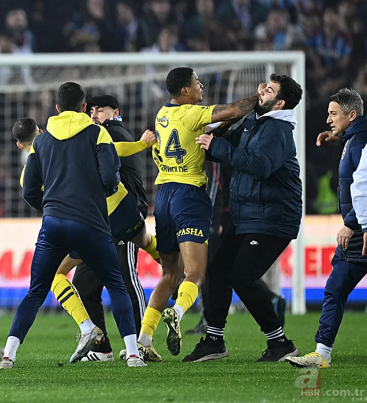 Akyazı'da olay var! Maç sonu sahaya giren taraftarlar Fenerbahçeli futbolcular ile kavga etti | Soruşturma başlatıldı 18