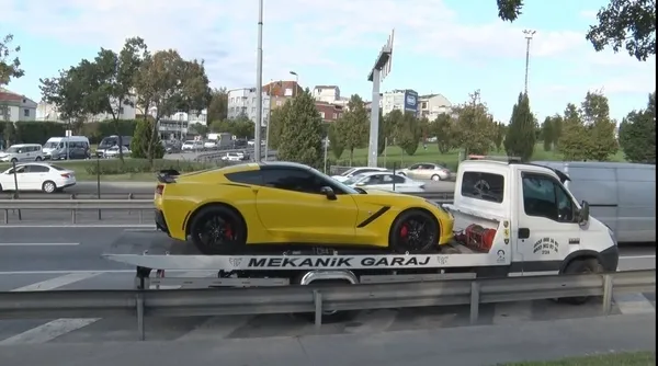 istanbulda-7-milyonluk-otomobilin-zor-anlari-cekiciyle-servise-goturuldu-1663744028268.jpg İstanbul’da 7 milyonluk araç yolda kaldı! Çekici geldi sahibi öylece seyretti - 5