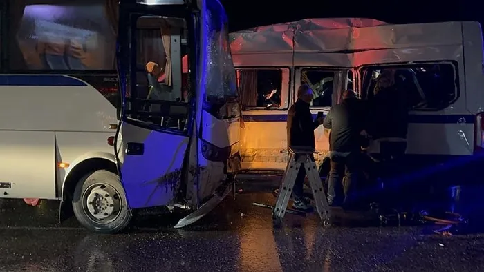 manisada-katliam-gibi-kaza-iki-isci-servisi-carpisti-cok-sayida-yarali-var-1736879276122.jpeg (Fotoğraf: İHA)