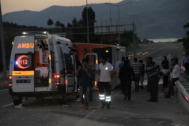 Elazığ’da yolcu otobüsü devrildi: 27 yaralı