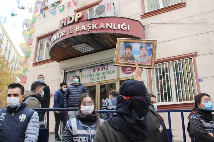 Diyarbakır HDP il binası önünde gerginlik! Evlat nöbetindeki acılı aileler böyle haykırdı: Kahrolsun HDP! - 3