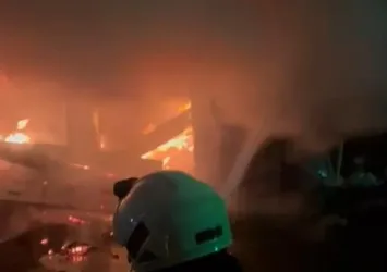 Rize’de 3 katlı binanın kömürlüğünde yangın! Alevler kontrol altına alındı