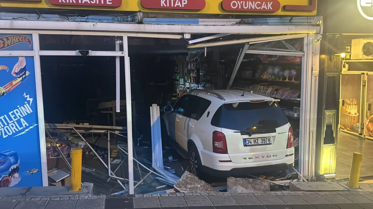 Başakşehir'de feci kaza! Cip iş yerine daldı