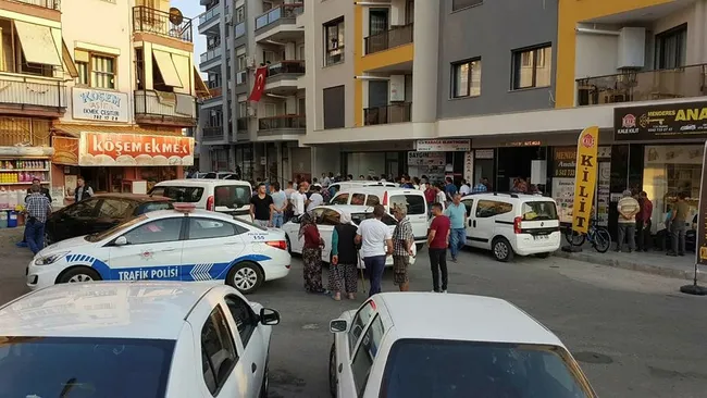 İzmir'de satırlı dehşet! Eski hükümlü, sokak ortasında akrabasını doğradı - 2