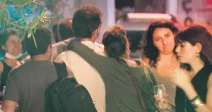 Ünlü oyuncunun eğlence gecesi! Apar topar kaçtı