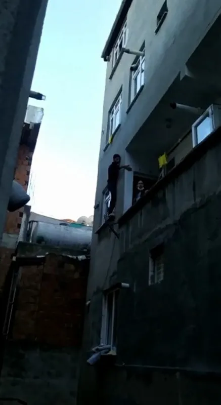1627459785144.jpg İstanbul'da akılalmaz olay! Hırsız ev sahibine yalvardı - 2