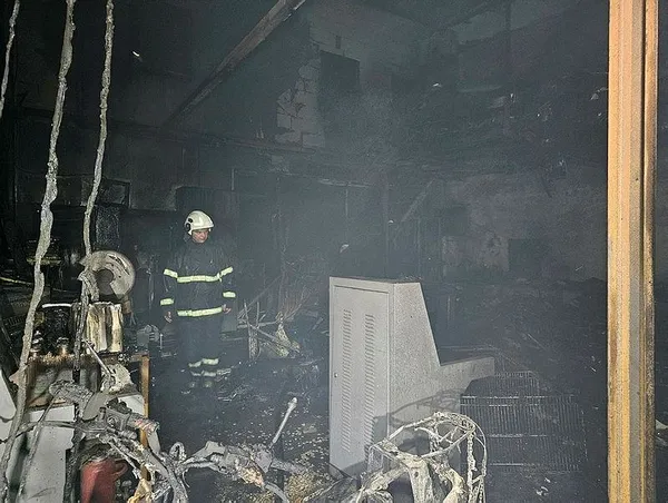 adanada-akilalmaz-olay-komsusunun-is-yerini-kundakladi-sondurmeye-gelen-itfaiyeyi-silahla-tehdit-etti-1717367764125.jpeg Adana'da akılalmaz olay! Komşusunun iş yerini kundakladı: Söndürmeye gelen itfaiyeyi silahla tehdit etti - 2