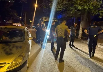 Araçta baygın bulunan 2 şahıs ekipleri alarma geçirdi