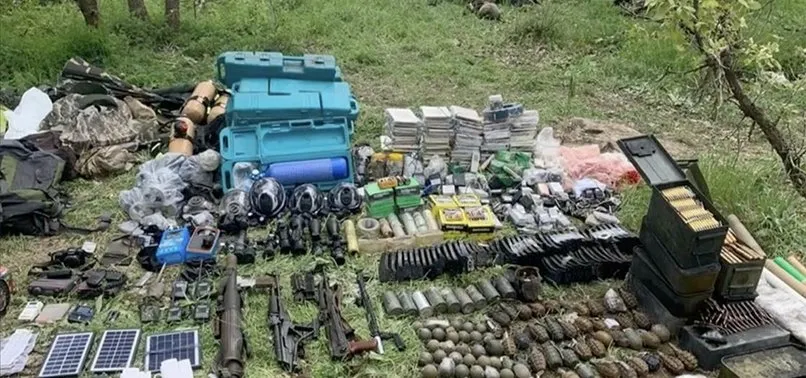 Son dakika: Pençe-Kilit Operasyonu’nda teröristlere ait çok sayıda silah ve mühimmat ele geçirildi