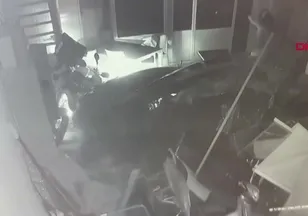 Mersin'de otomobil iş yerine daldı