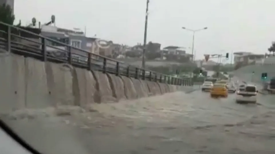 İzmir'i 3'üncü kez sağanak vurdu! Cadde ve sokaklar göle döndü iş yerlerini su bastı